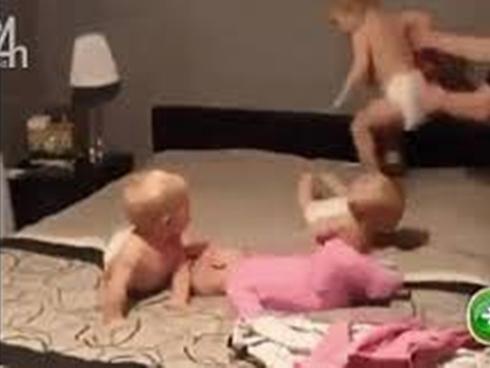 Bà mẹ quay cuồng với bốn đứa nhóc siêu quậy