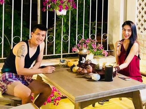 Tin sao Việt: Công Vinh và Thủy Tiên thư giãn thưởng trà trong biệt thự tiền tỷ