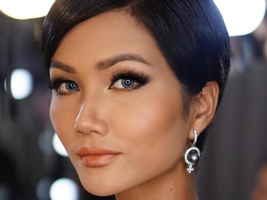 Tóc mái chéo nữ tính là thế, nhưng Hoa hậu H'Hen Niê lại vuốt gel 'nặng nề' khiến nhan sắc giảm đi nhiều phần