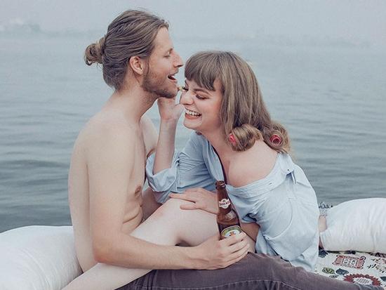 Vào đúng tiệm ảnh xin pass wifi, cặp đôi Tây ra về với bộ ảnh đẹp hết phần người khác thế này đây