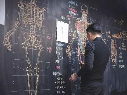 Thầy giáo Đài Loan nổi tiếng nhờ khả năng vẽ cực đỉnh