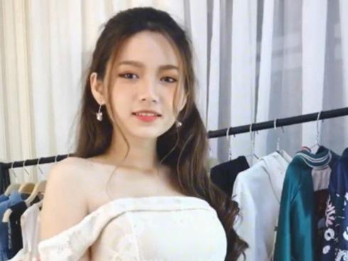 Thử đồ cho một shop online, cô gái bỗng nổi như cồn vì quá xinh