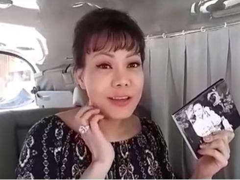 Cười khoái chí vì xin được album Mỹ Tâm, Việt Hương mắng Trấn Thành xơi xơi vì tội giấu đĩa nghe một mình