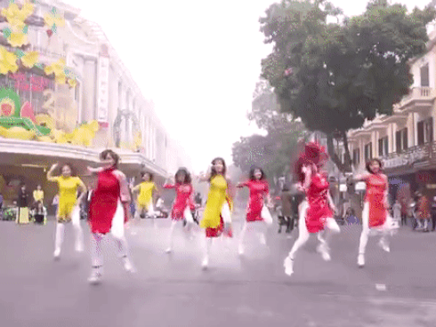 Nhóm bạn trẻ gây bão khi mặc áo dài cách tân cover điệu nhảy quốc dân xứ Hàn