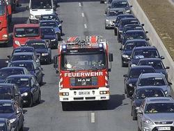 Tài xế trên thế giới nhường đường như thế nào khi gặp xe cứu hỏa?