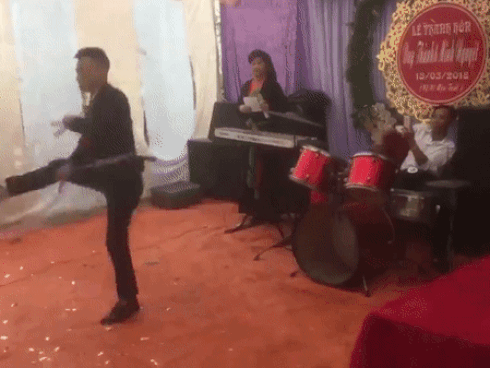 Chú rể trổ tài múa côn nhị khúc điêu luyện khiến khách mời tưởng bị Lý Tiểu Long 'nhập'