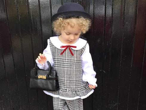 Cô bé 2 tuổi 'đọc vanh vách' tên các hãng thời trang hàng hiệu