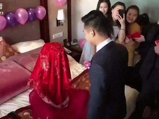 Cô dâu troll chú rể 'thót tim' trong ngày cưới