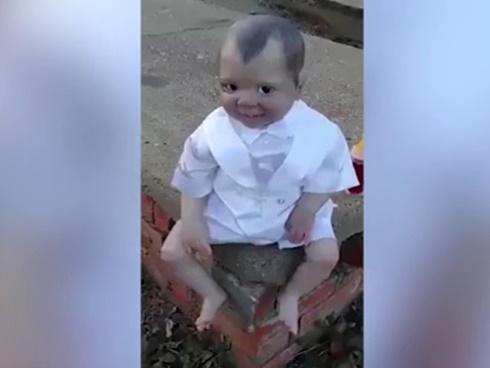 Clip búp bê nhìn theo camera khiến dân mạng rợn tóc gáy