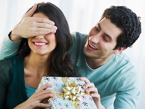 'Bắt bài' những biểu hiện chồng 'ăn vụng' để hội chị em phòng tránh