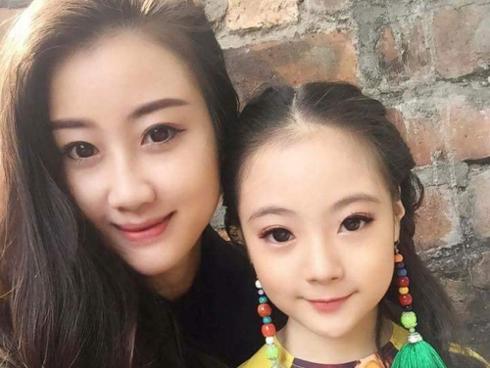 Mẹ trẻ đăng ảnh 'than trách' con gái giống dì, dân mạng rần rần thích thú trước vẻ đẹp của 2 dì cháu