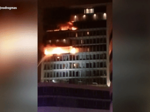 'Bà hỏa' ghé thăm, khách sạn 15 tầng bốc cháy dữ dội