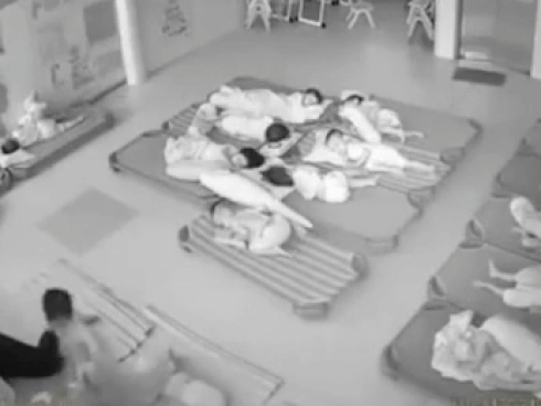 Hai giáo viên mầm non dùng chân hất trẻ vào giờ ngủ trưa