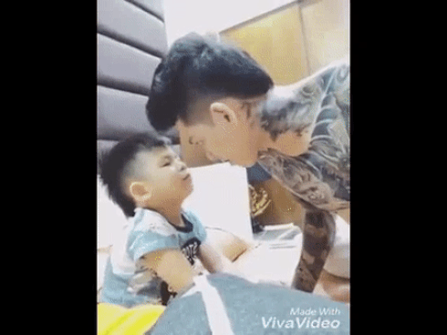 Khoảnh khắc cực lầy khi ông bố xăm trổ 'tranh giành' vợ cùng cậu con trai