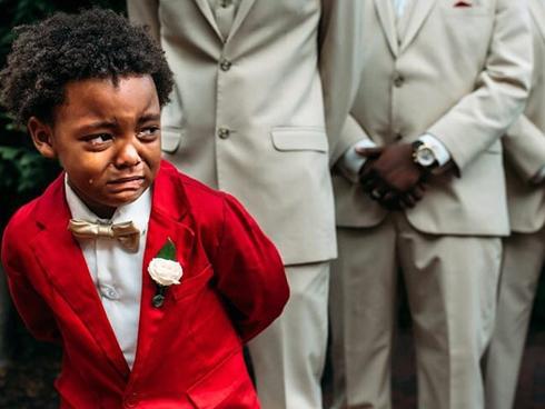 Ảnh cậu bé khóc nức nở trong đám cưới cha mẹ 'gây bão' mạng