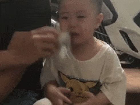 Bé trai khóc nức nở cổ vũ bản thân mạnh mẽ trước khi tiêm đốn tim dân mạng