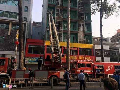 Giải cứu 19 người mắc kẹt trong đám cháy khách sạn ở Sài Gòn
