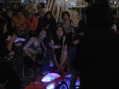 Xuất hiện nổi bật tại Giờ trái đất 2019, dàn cầu thủ U23 Việt Nam được fans nhiệt tình vây để xin chữ kí-11