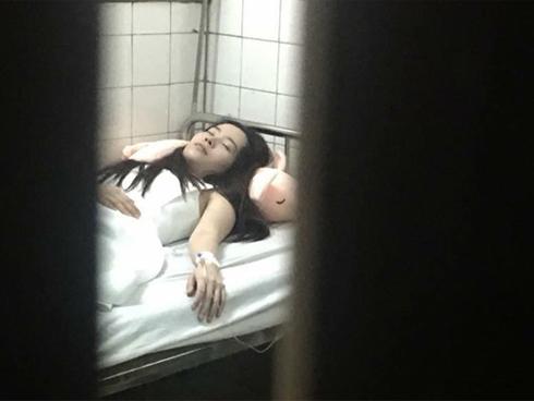 Xót xa hình ảnh Nam Em tay cắm kim tiêm truyền nước tại bệnh viện