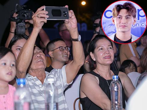 Đèn tắt, Isaac vẫn tỏa sáng trên sân khấu dưới sự ủng hộ của bố mẹ