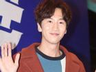 Sao Hàn 25/3: 'Hoàng tử Châu Á' Lee Kwang Soo mạnh tay chịu chi tặng quà cả đoàn phim