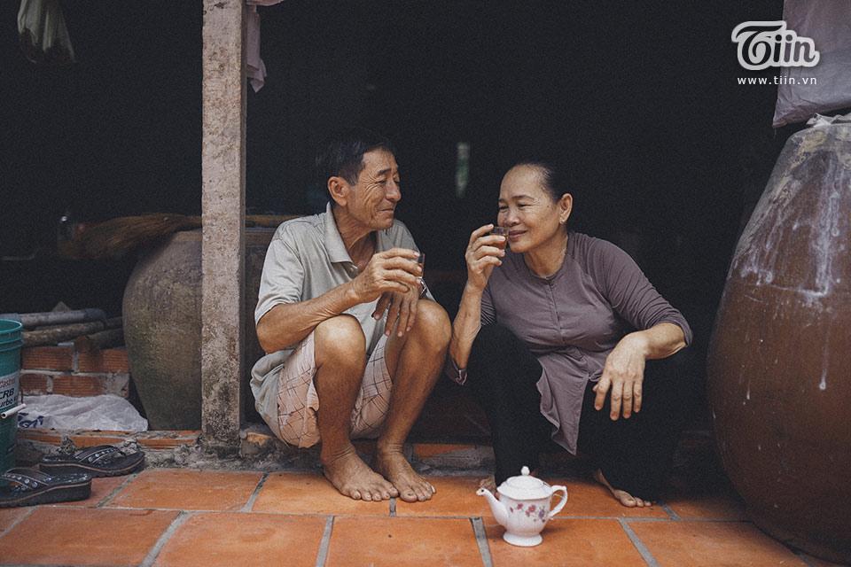 Được biết, bộ ảnh này được cô con gái của hai bác là chị Nguyễn Phương Vy nhờ một người bạn là Thạch Thanh Bình thực hiện khi đến thăm nhà.