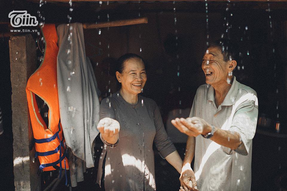 Cùng ngắm nhìn thêm những khoảnh khắc 'tình bể bình' của cặp U70 này: