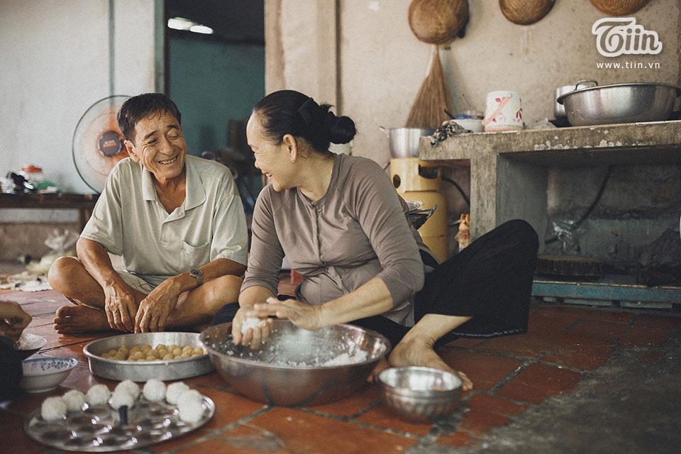 Chỉ đơn giản là những nụ cười, những ánh nhìn âu yếm, đôi bàn tay chạm nhẹ đã đủ cho ta cảm nhận được tình yêu của hai bác ngọt ngào ra sao.