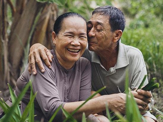 Khi chúng ta già đi và ai ai cũng chỉ cần có một tình yêu như cặp vợ chồng bán bánh U70 này