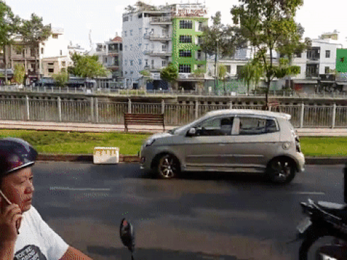 Nữ tài xế hồn nhiên lái ô tô ngược chiều trên đường Sài Gòn