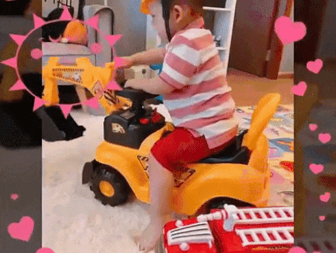 Sau loạt ảnh sinh nhật sớm, Ly Kute tiếp tục khoe clip bóc quà siêu yêu của bé Khoai Tây