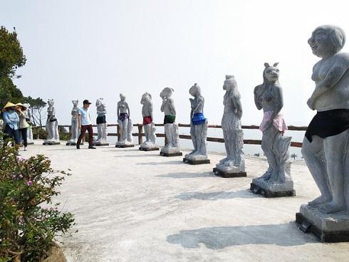 Bị 'chê' phản cảm, công ty du lịch 'mặc áo' cho loạt tượng 12 con giáp