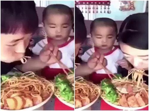 Mẹ cứ việc ăn... ai động vào phần mẹ để con lo