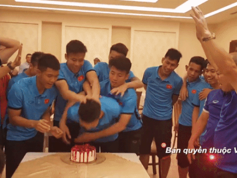 Sau trận gặp Jordan, Xuân Mạnh U23 bị Đức Chinh 'chơi lầy' với màn ăn bánh bằng mặt ngày sinh nhật