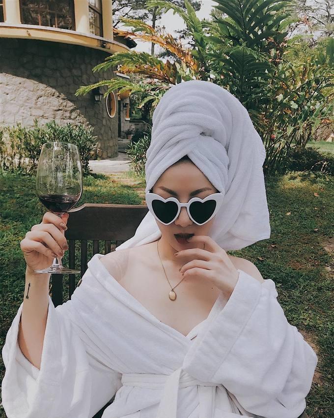 Yến Nhi cũng chẳng kém cạnh người chị, cô nàng nhanh nhạy bắt nhịp xu hướng mới nhất.