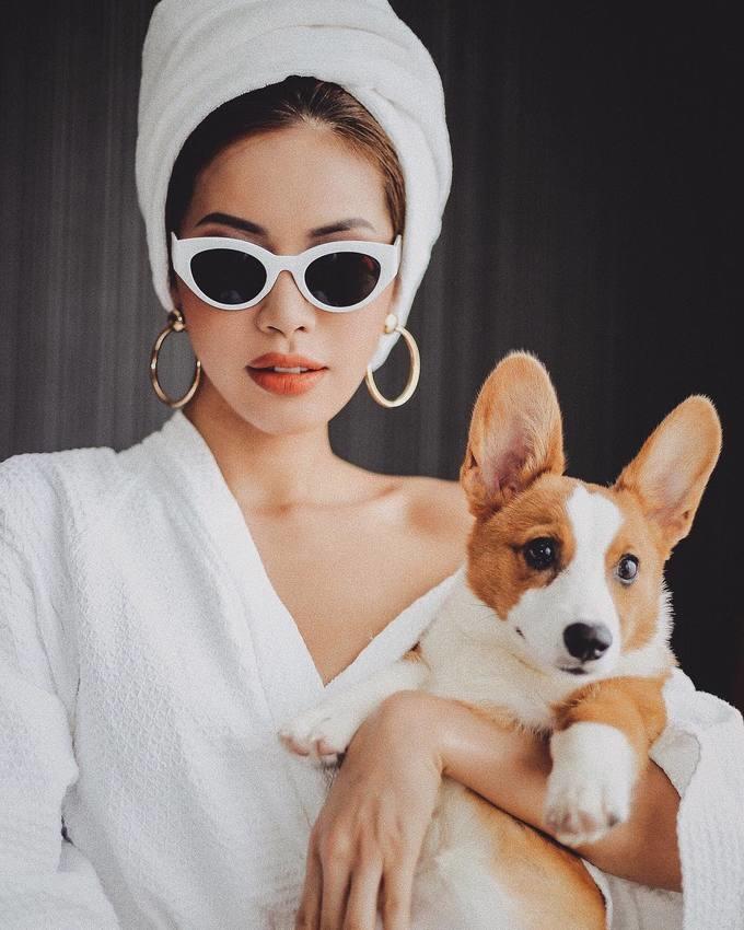 Minh Tú quyến rũ "hết phần người khác" bên chú cún cưng có tên "Bảnh Tỏn". Tuy diện áo choàng tắm nhưng Á quân Asia’s Next Top Model không quên kính mắt và khuyên tai bản to hot trend.
