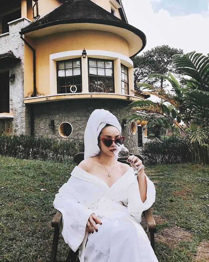 Yến Trang quả rất xứng đáng với danh hiệu fashion icon hàng đầu. Nữ ca sĩ tậu cho mình kiểu mắt kính trái tim rồi pose một dáng sang chảnh.