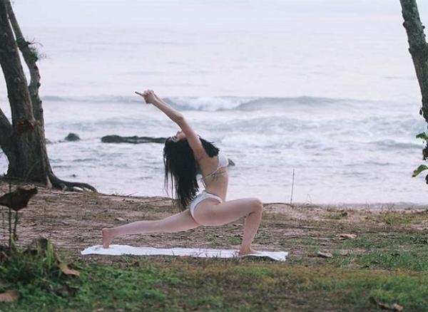 Mỹ nhân Việt khoe trình yoga bằng tư thế độc đến nghẹt thở