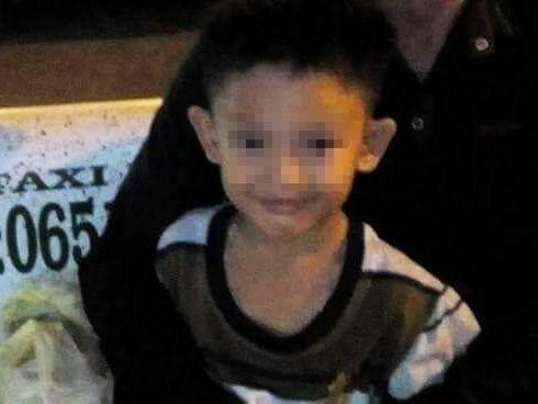 Bé trai 8 tuổi nghi bị người tình của mẹ đánh tử vong