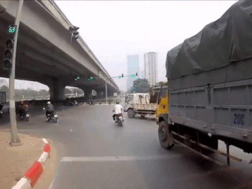 Vượt ẩu, xe máy lao thẳng vào gầm xe tải