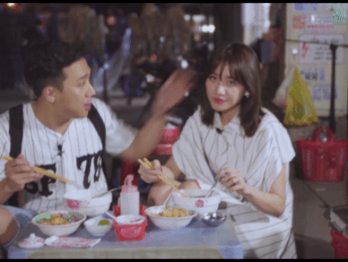 Lần thứ n sau ngày cưới, Trấn Thành 'bạt tai' Hari Won: 'Con gái gì mà ăn tới đâu rơi tới đó'