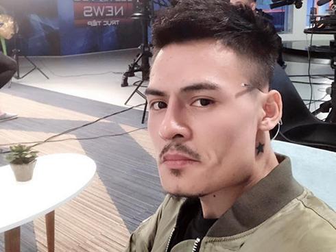 Poster được đặt ngang hàng với Hà Hồ và Khắc Việt, cách ứng xử của Hoa Vinh khiến fan 'mát lòng mát dạ'