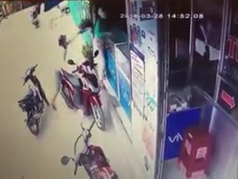 Tên cướp gí dao giật điện thoại của người phụ nữ trong vài giây