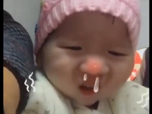 Bé 'cay mũi' khi có bố mẹ bá đạo như thế này