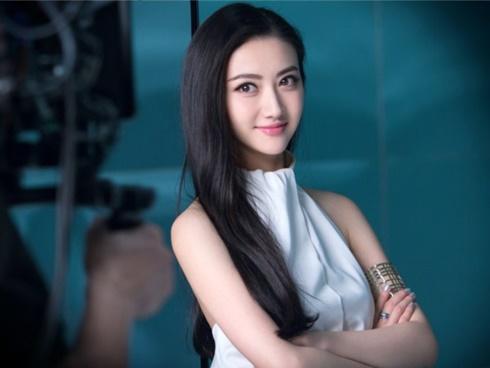 'Vũ trụ Cảnh Điềm' giải cứu thế giới: Khi mỹ nhân vung tiền mua danh