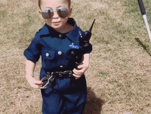 Mặc quân phục ngồi trực thăng, cậu bé 4 tuổi siêu yêu hóa 'Hậu duệ mặt trời' phiên bản nhí