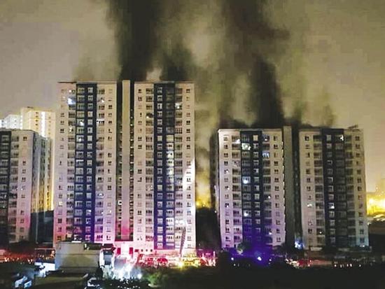 Hoảng sợ sống cùng thảm họa, dân Hà Nội đồng loạt đi phản đối