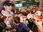 'Hoàng tử lai' Kim Samuel chật vật thoát khỏi 'biển' fan Việt giữa đêm khuya
