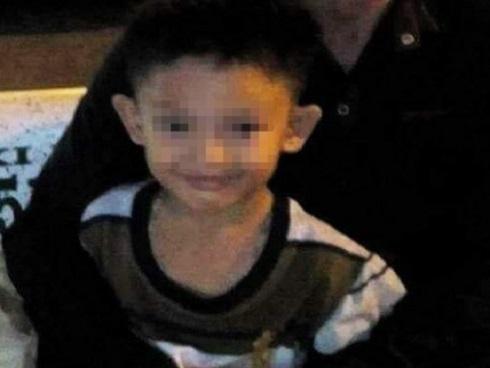 Cháu bé nghi bị ‘người tình của mẹ’ đánh tử vong: Mẹ ruột thản nhiên cắn hạt dưa, cười nói trong đám tang con?