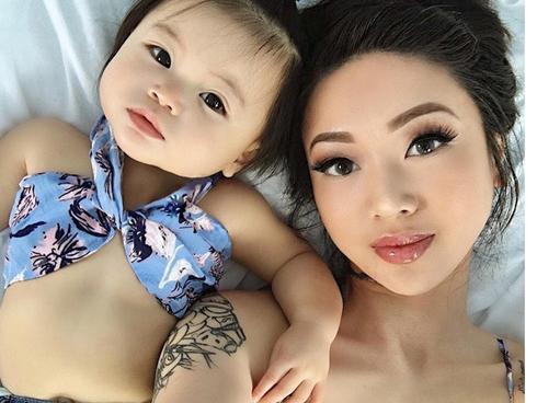 Chỉ nằm cạnh nhau chụp ảnh, cặp mẹ đẹp con xinh nổi tiếng khắp mạng xã hội